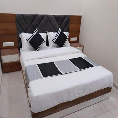 Galaxy Inn Hotel 阿穆达巴 外观 照片