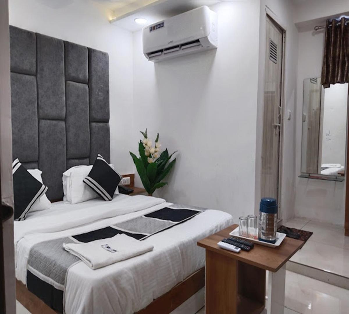 Galaxy Inn Hotel 阿穆达巴 外观 照片