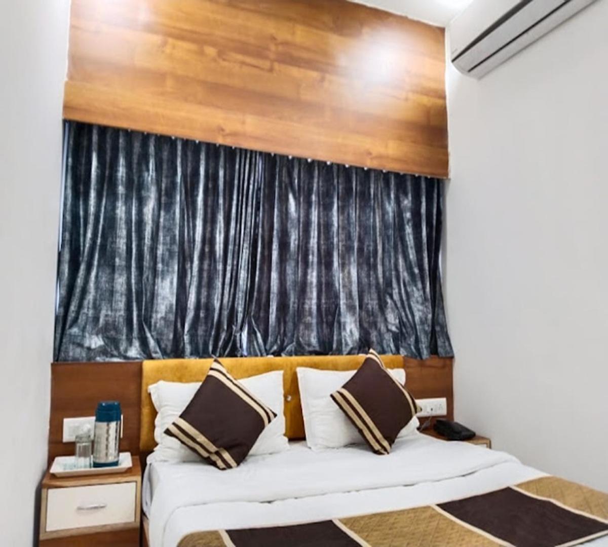Galaxy Inn Hotel 阿穆达巴 外观 照片